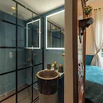 Manoir De Laroque Delprat Bed & Breakfast