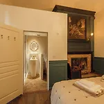 Manoir De Laroque Delprat Bed & Breakfast 4*