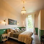 Manoir De Laroque Delprat Bed and Breakfast 4*
