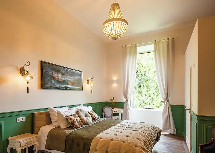 Manoir De Laroque Delprat Bed & Breakfast 4*